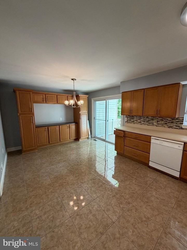 1224 Farley Ct N - Photo 5 of 16