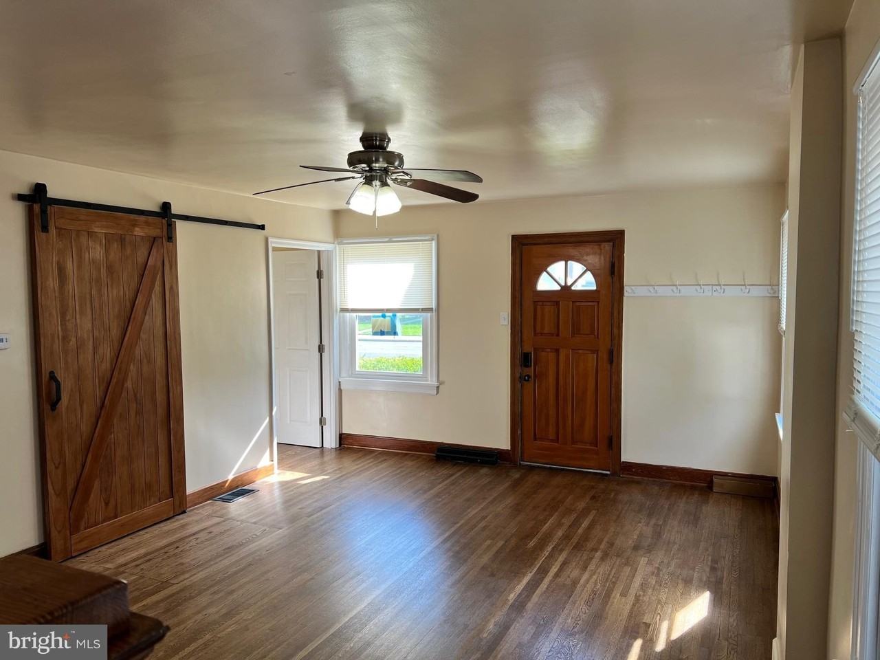 1364 Salem Ave - Photo 4 of 21