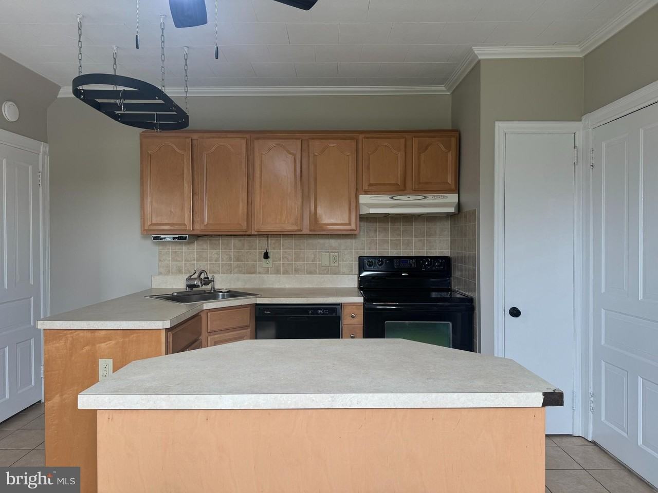 242 E BROAD Street - Photo 4 of 14
