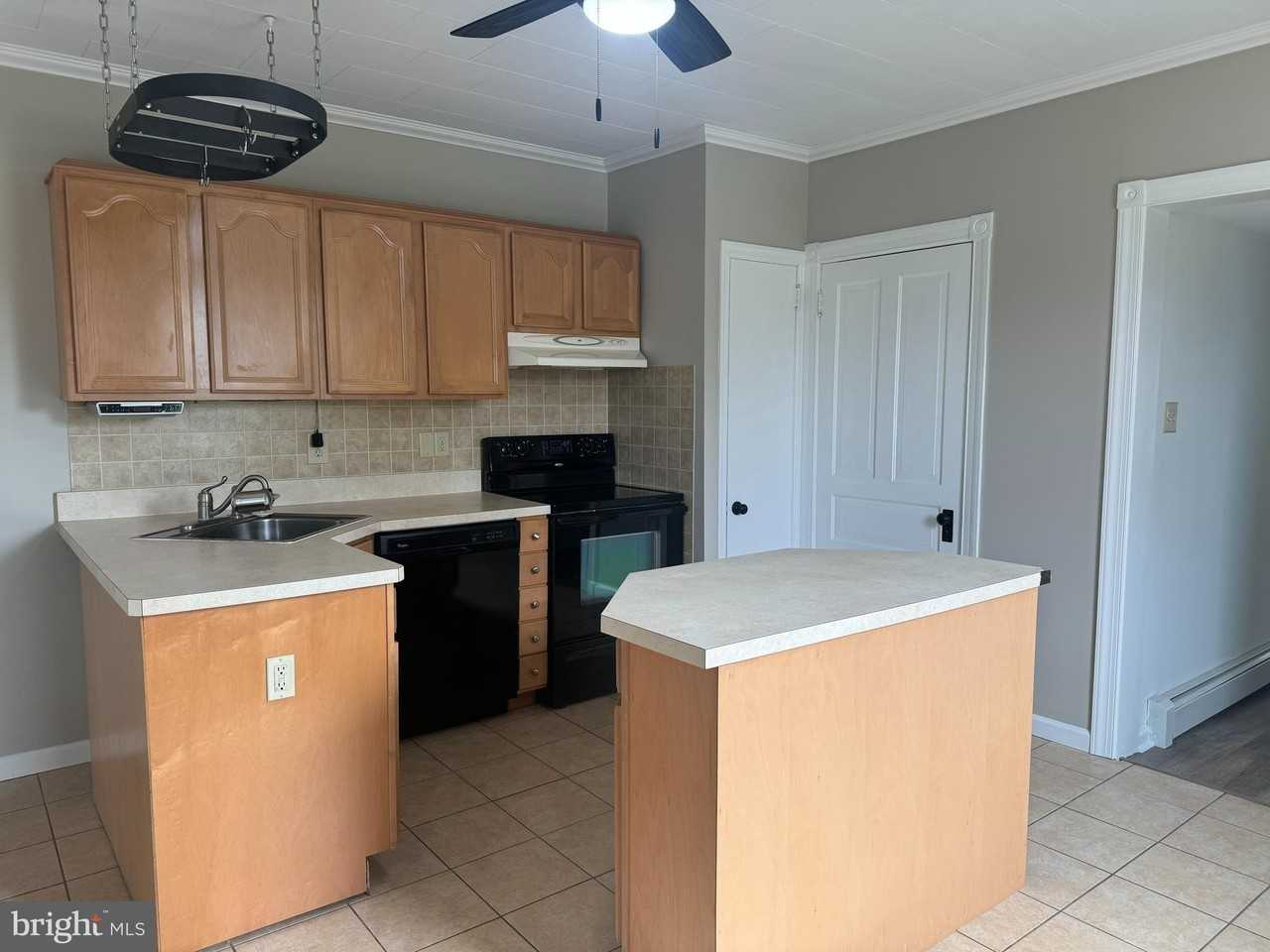 242 E BROAD Street - Photo 6 of 14