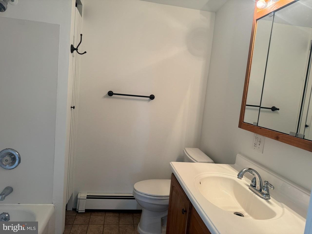 242 E BROAD Street - Photo 7 of 14