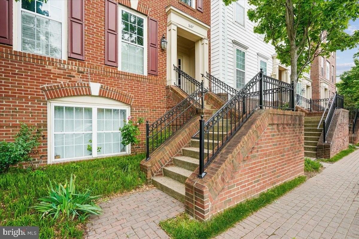1607 Potomac Greens Dr #B - Photo 2 of 33