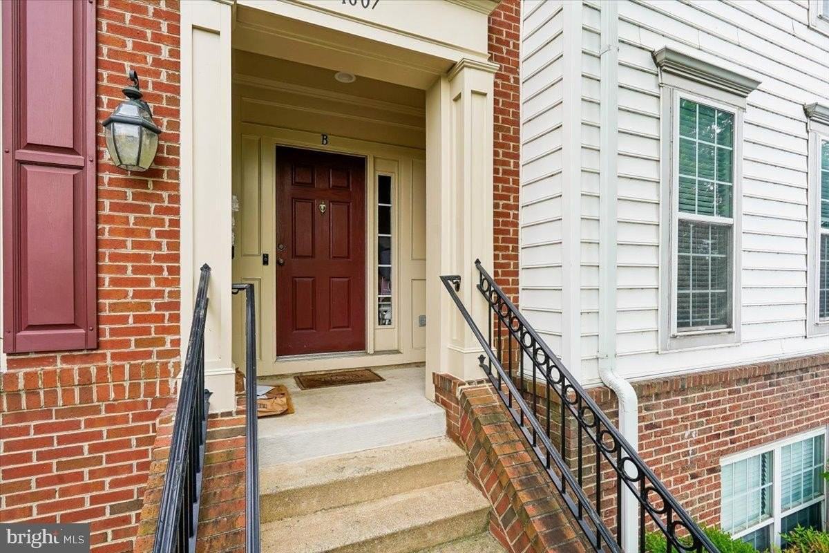 1607 Potomac Greens Dr #B - Photo 3 of 33