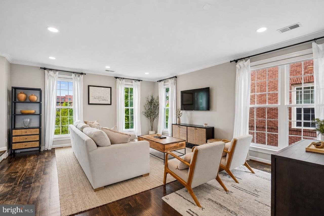 1607 Potomac Greens Dr #B - Photo 4 of 33