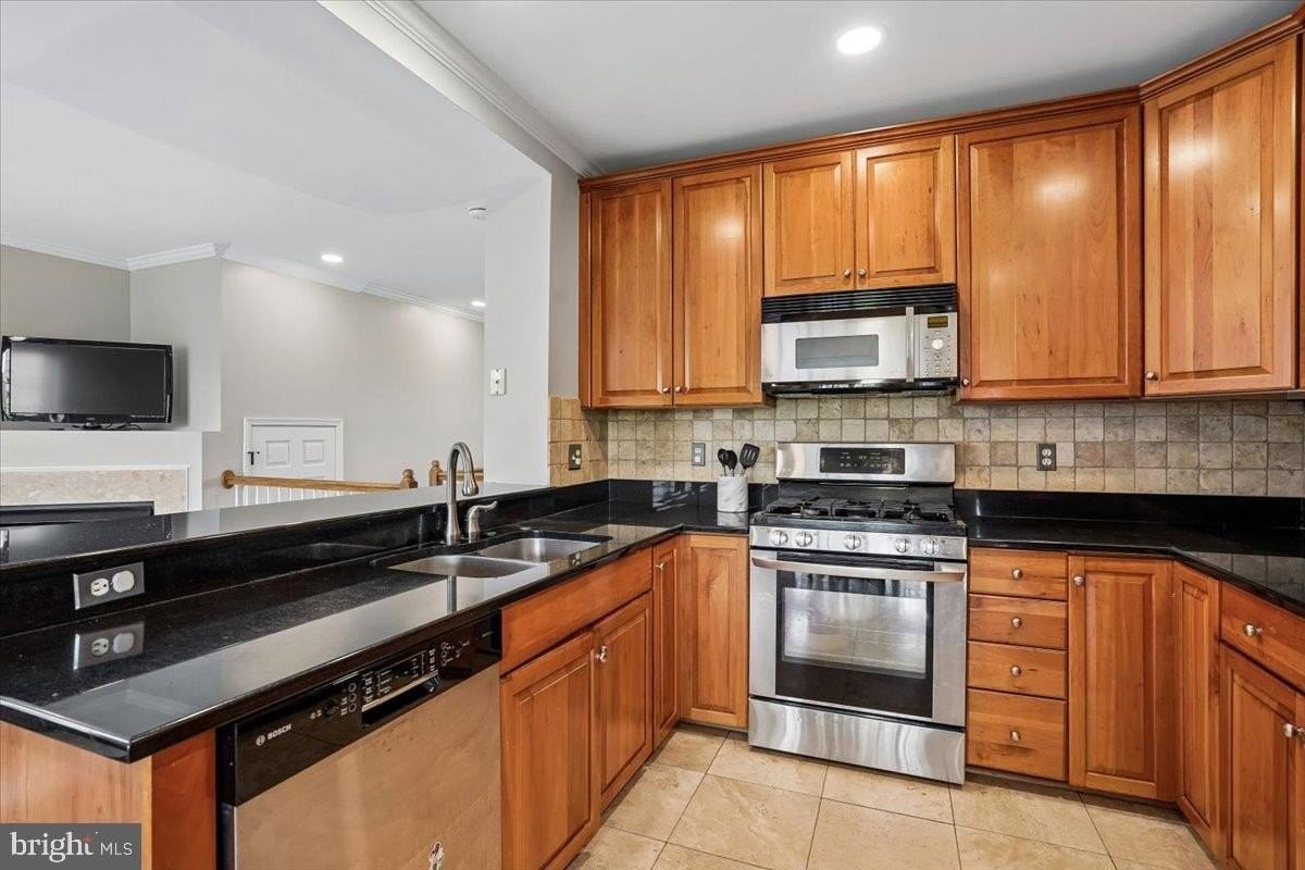 1607 Potomac Greens Dr #B - Photo 7 of 33