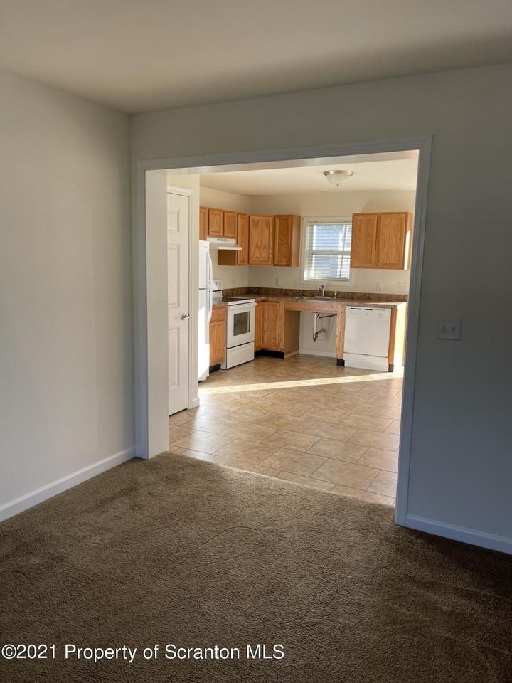 985 Ash St - Photo 3 of 7