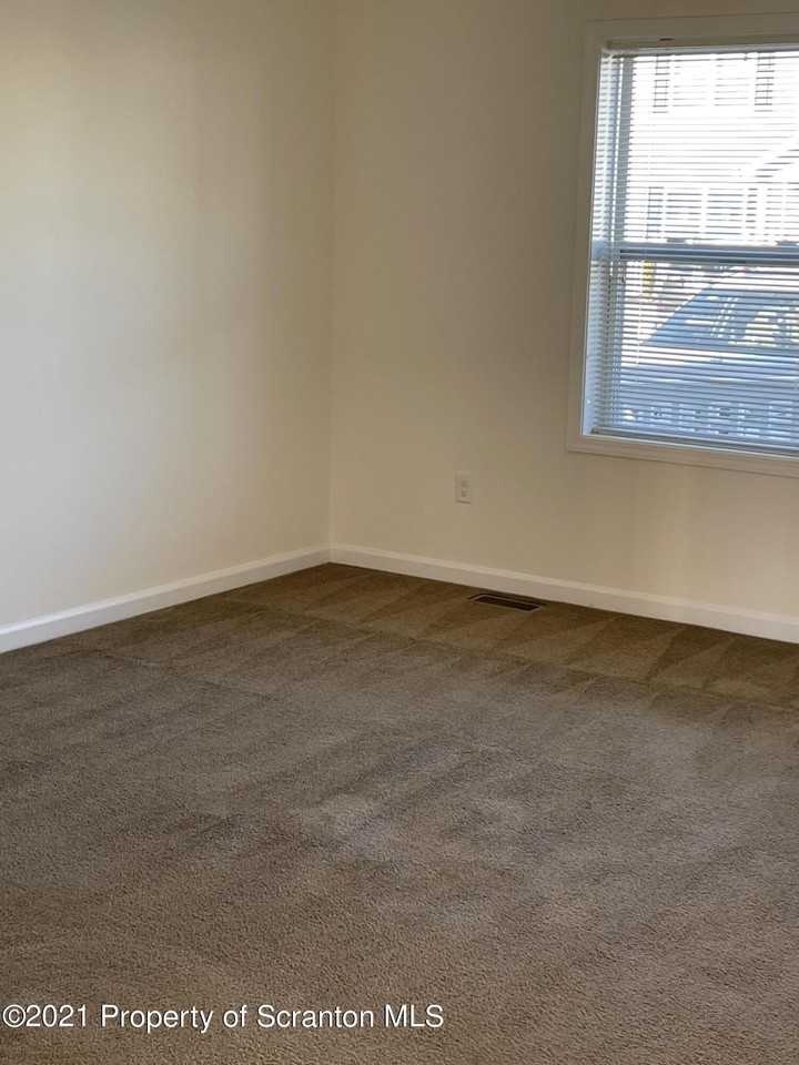 985 Ash St - Photo 4 of 7