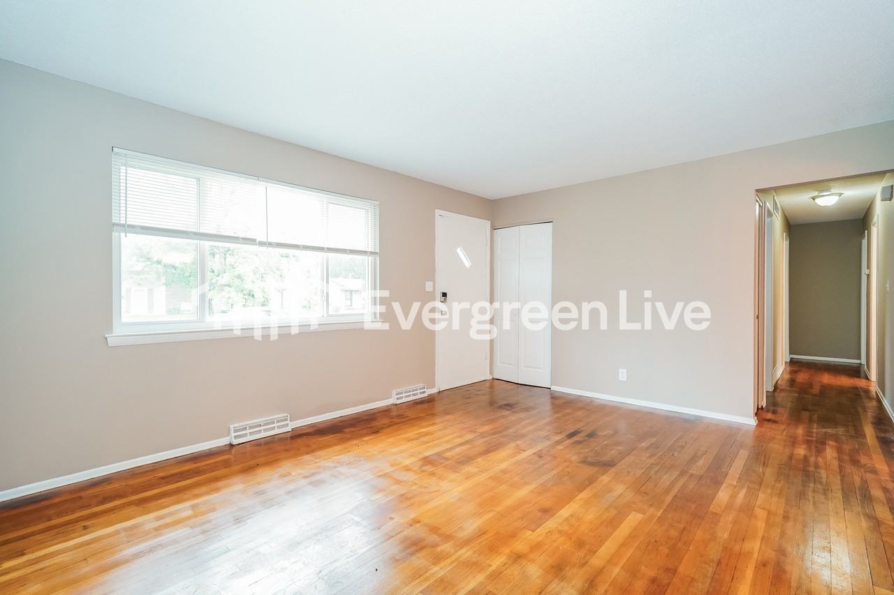 5003 Labelle Dr - Photo 3 of 15