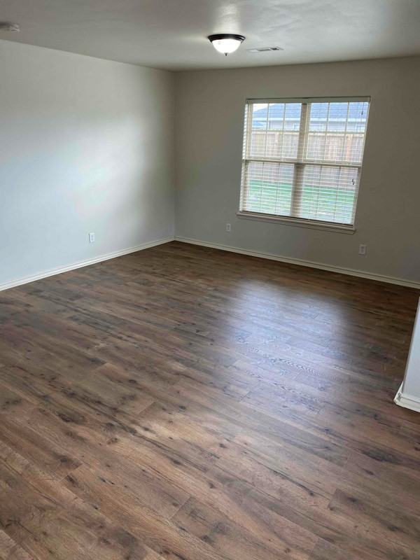 918 Oakwood Ln - Photo 6 of 17