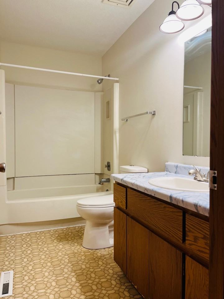 460 Stanley St #2 - Photo 6 of 10