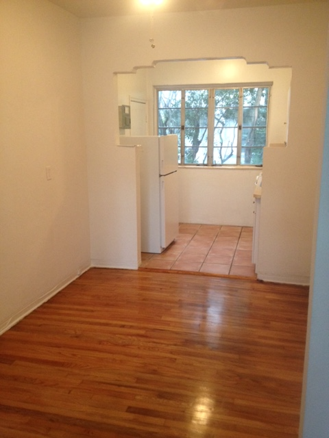 1043 8th St - Photo 2 of 5