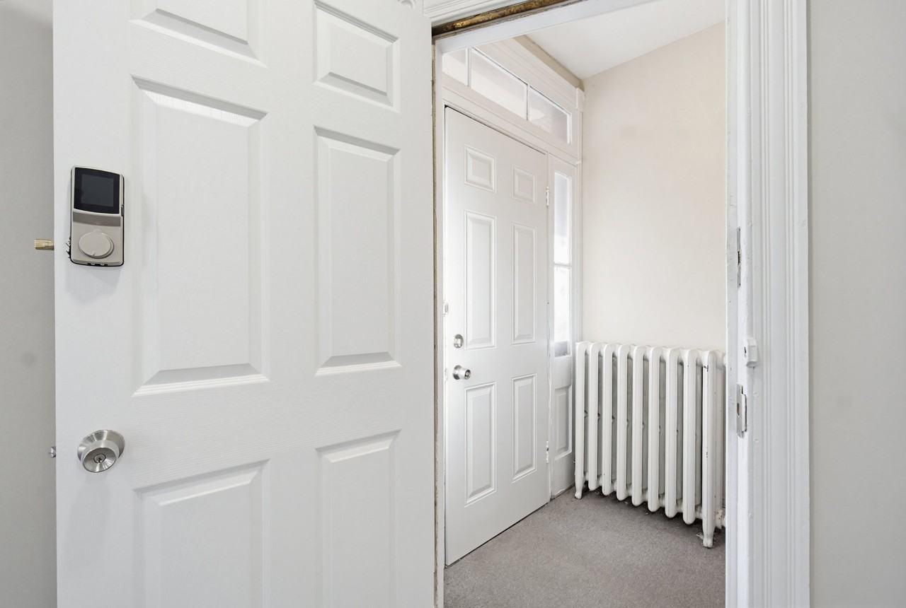 39 Bloomsbury Ave #1 - Photo 4 of 31