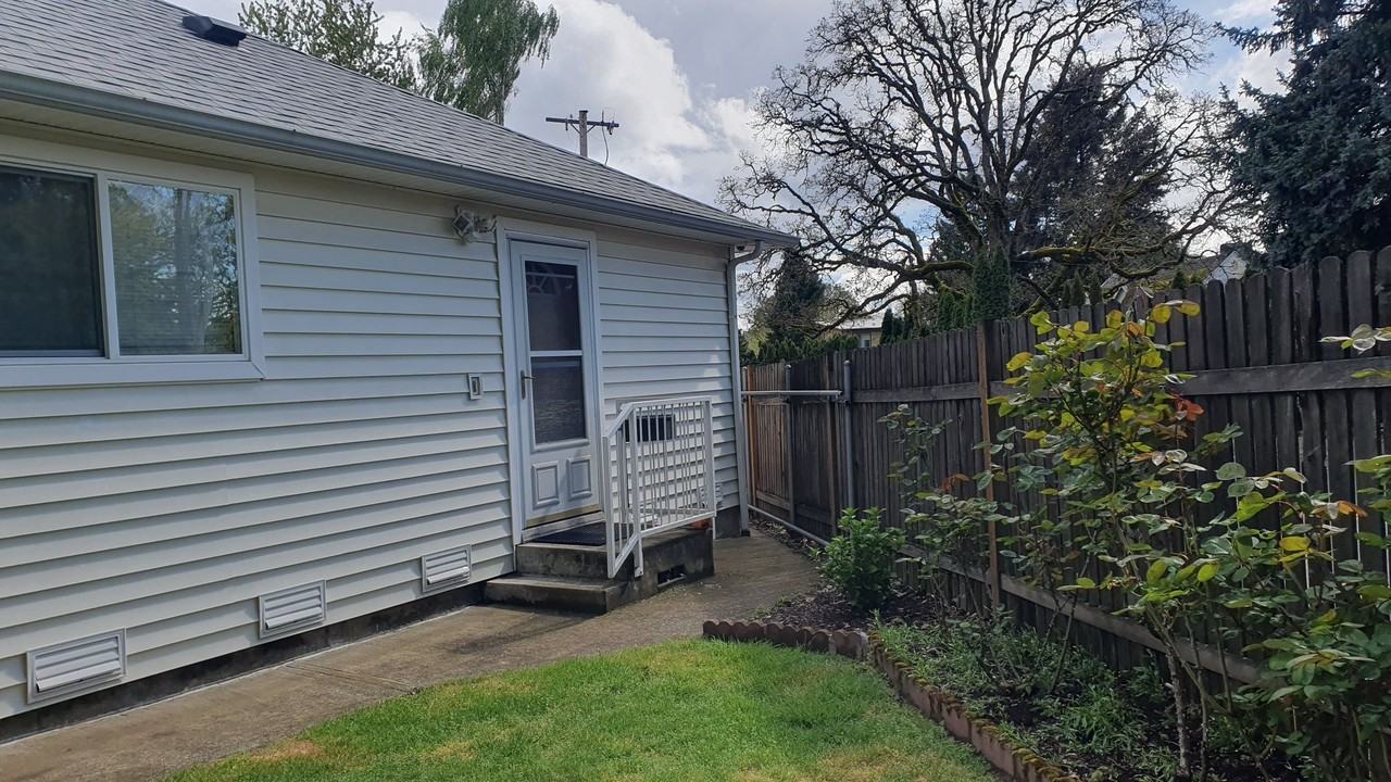 11695 Sw Greenburg Rd - Photo 2 of 50