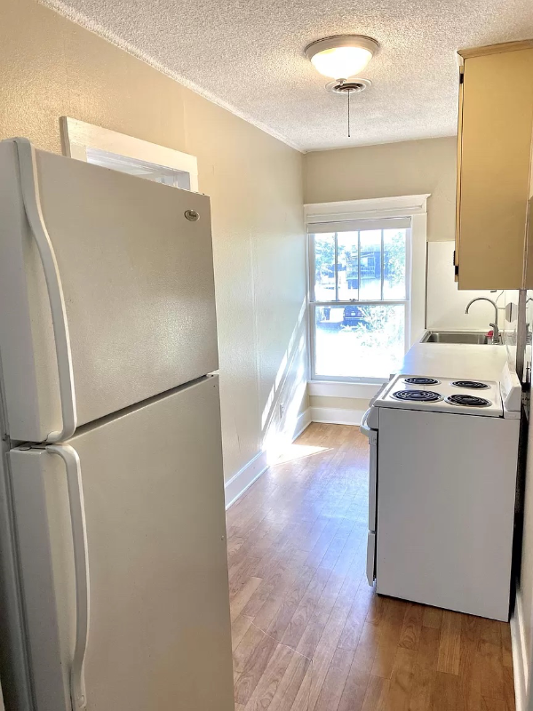 203 N Dillard St #4 - Photo 4 of 6