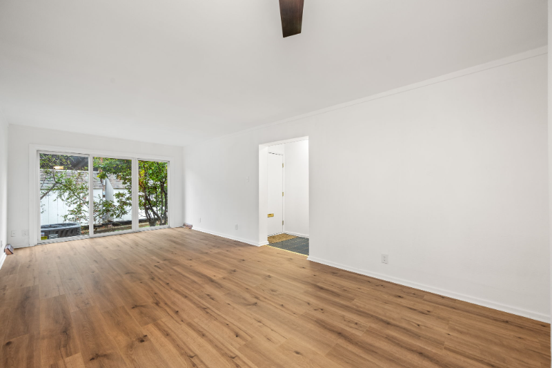 547 Summit House - Photo 3 of 15