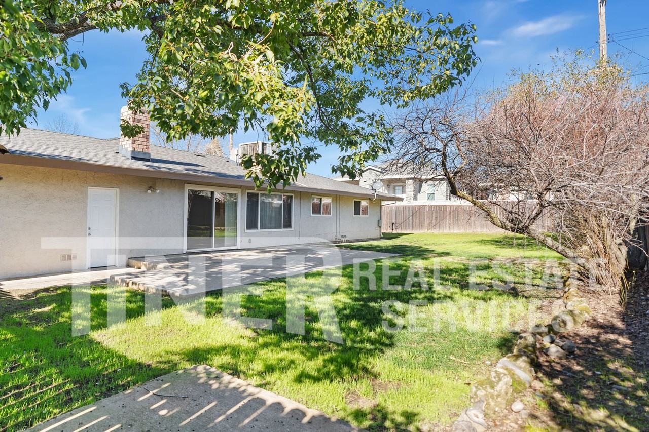 1636 Huntington Dr - Photo 4 of 21