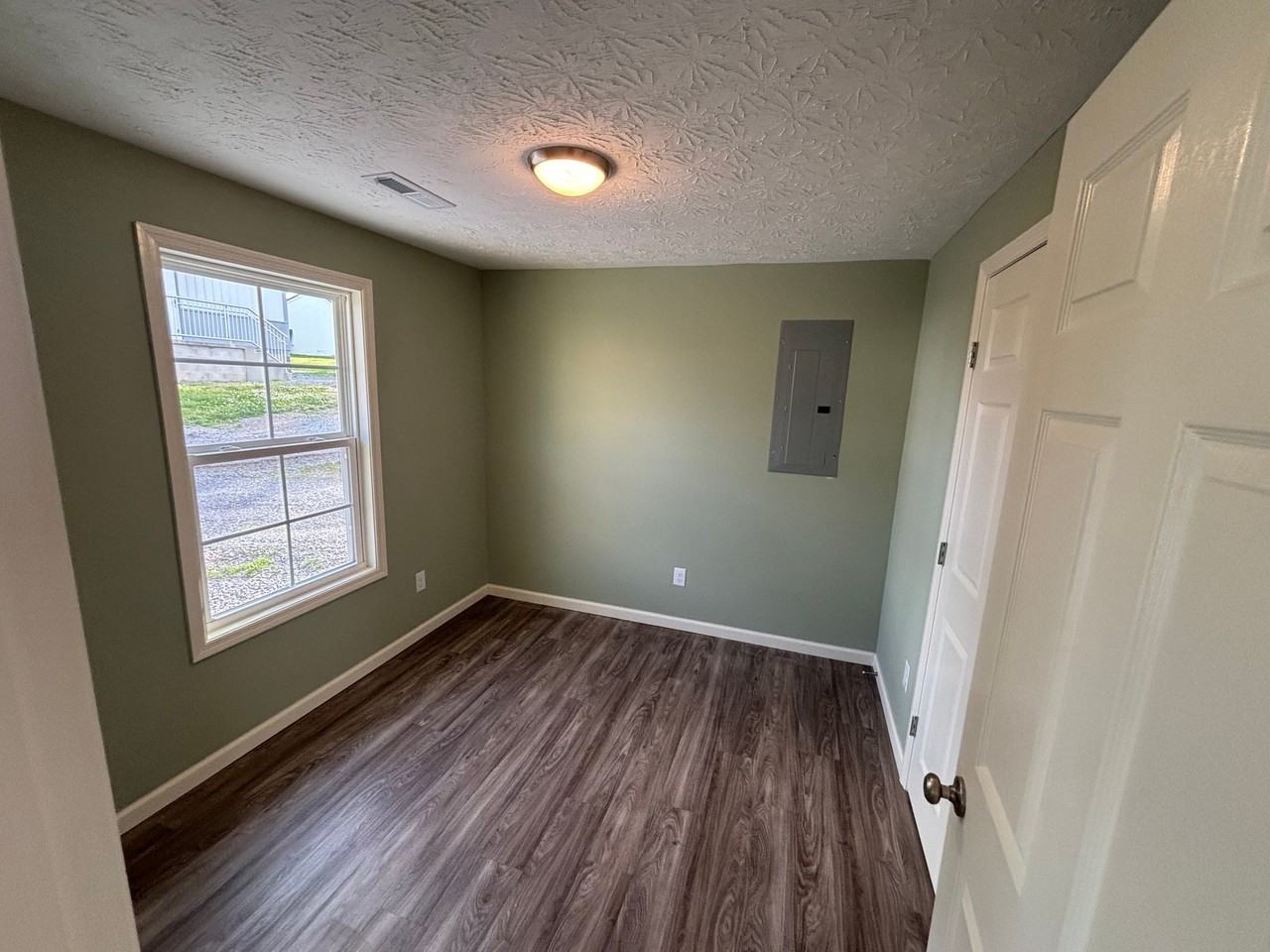 402 College St - Photo 5 of 11