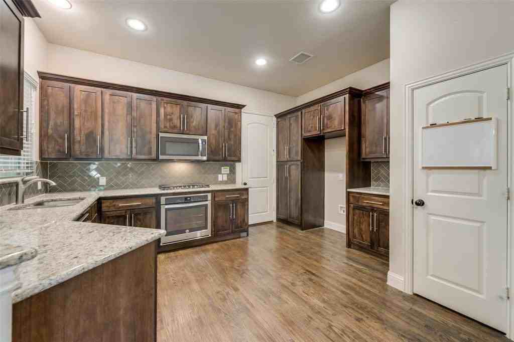 4213 Broadway Ave - Photo 6 of 24