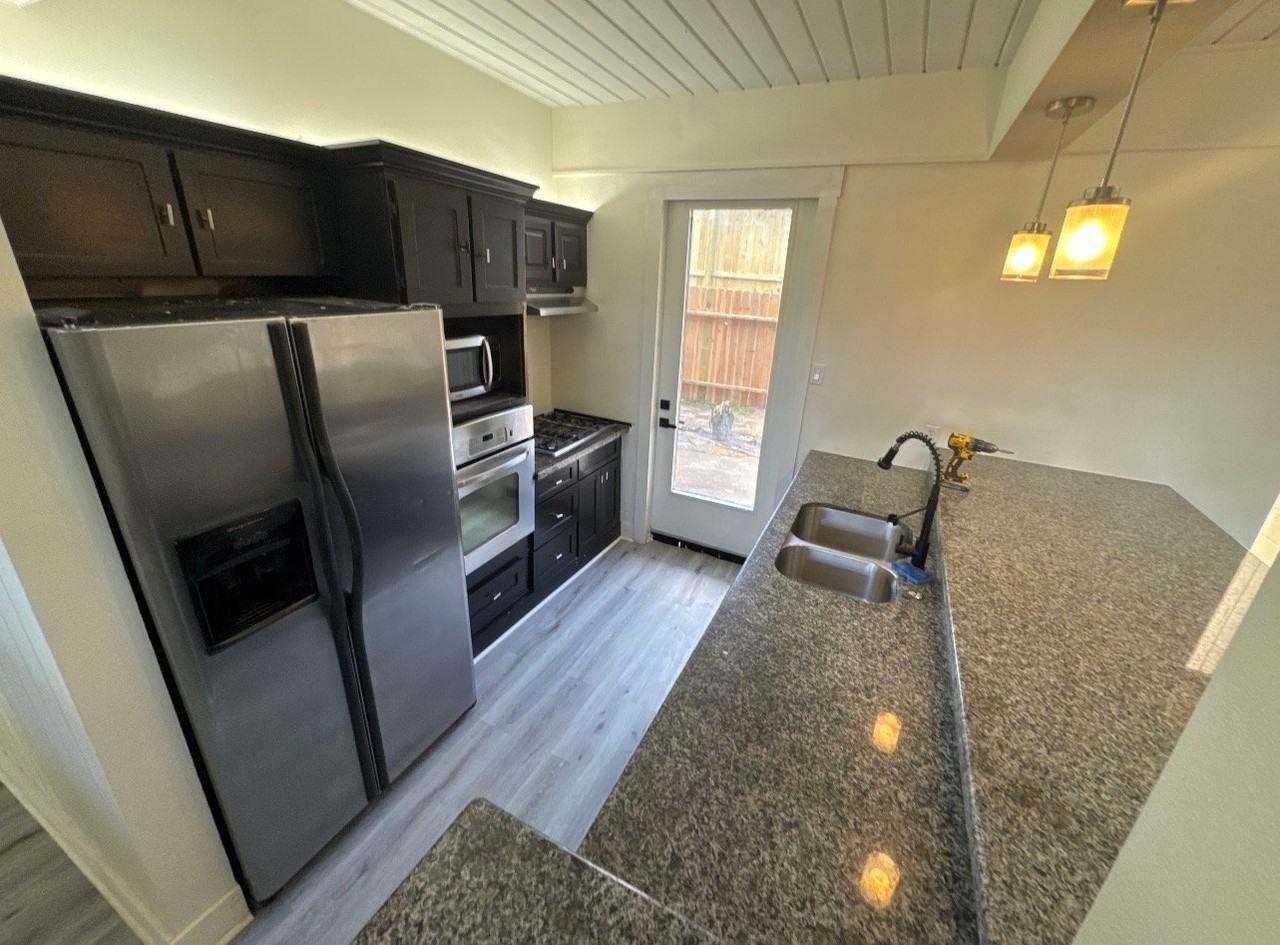 27 Lakeway St - Photo 3 of 16