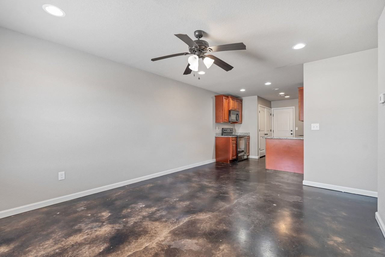 19 Sw Lawrence St #18 - Photo 2 of 8