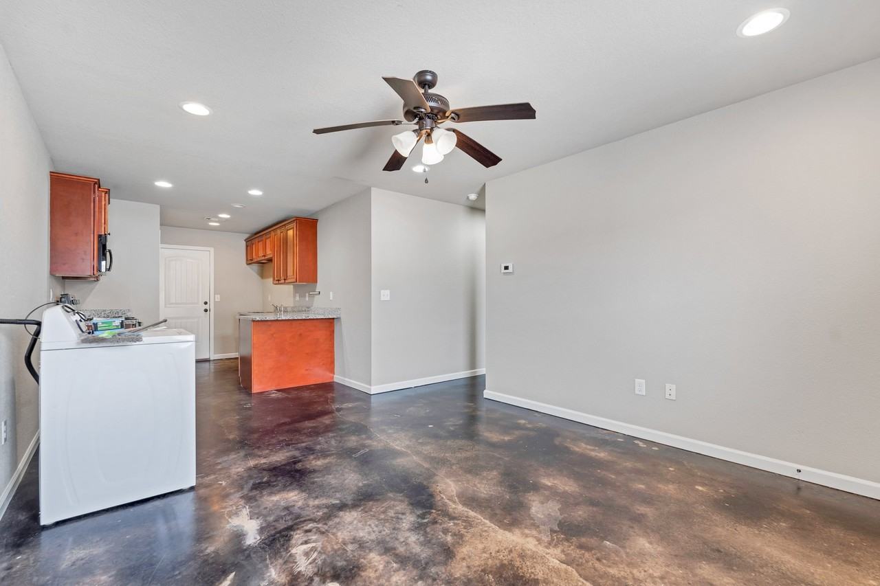 19 Sw Lawrence St #18 - Photo 3 of 8