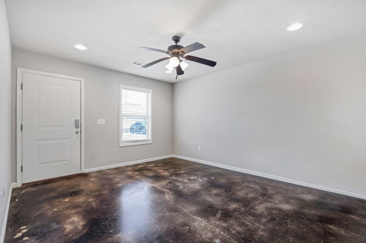 19 Sw Lawrence St #18 - Photo 4 of 8