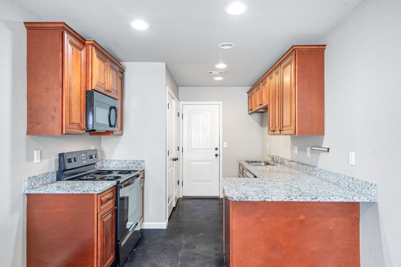 19 Sw Lawrence St #18 - Photo 5 of 8