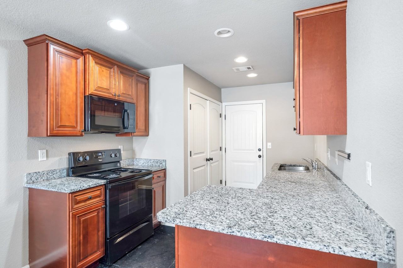 19 Sw Lawrence St #18 - Photo 6 of 8