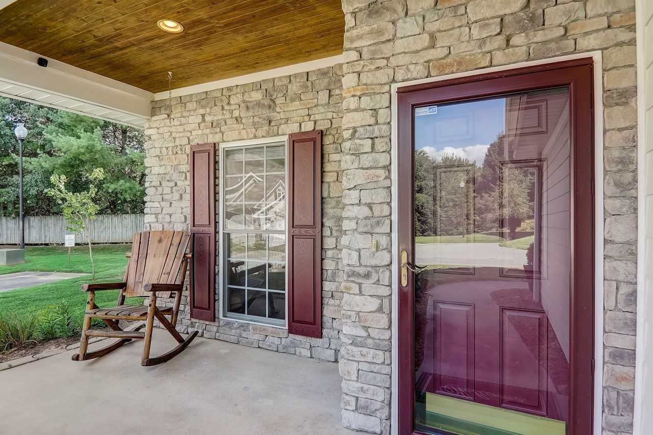 893 W Pointe Dr - Photo 2 of 19