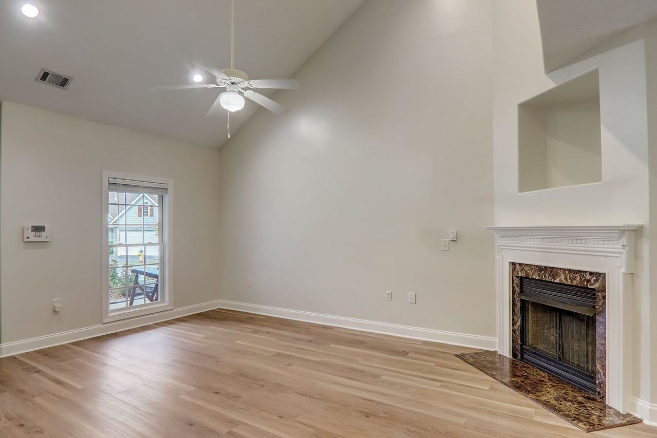 893 W Pointe Dr - Photo 4 of 19