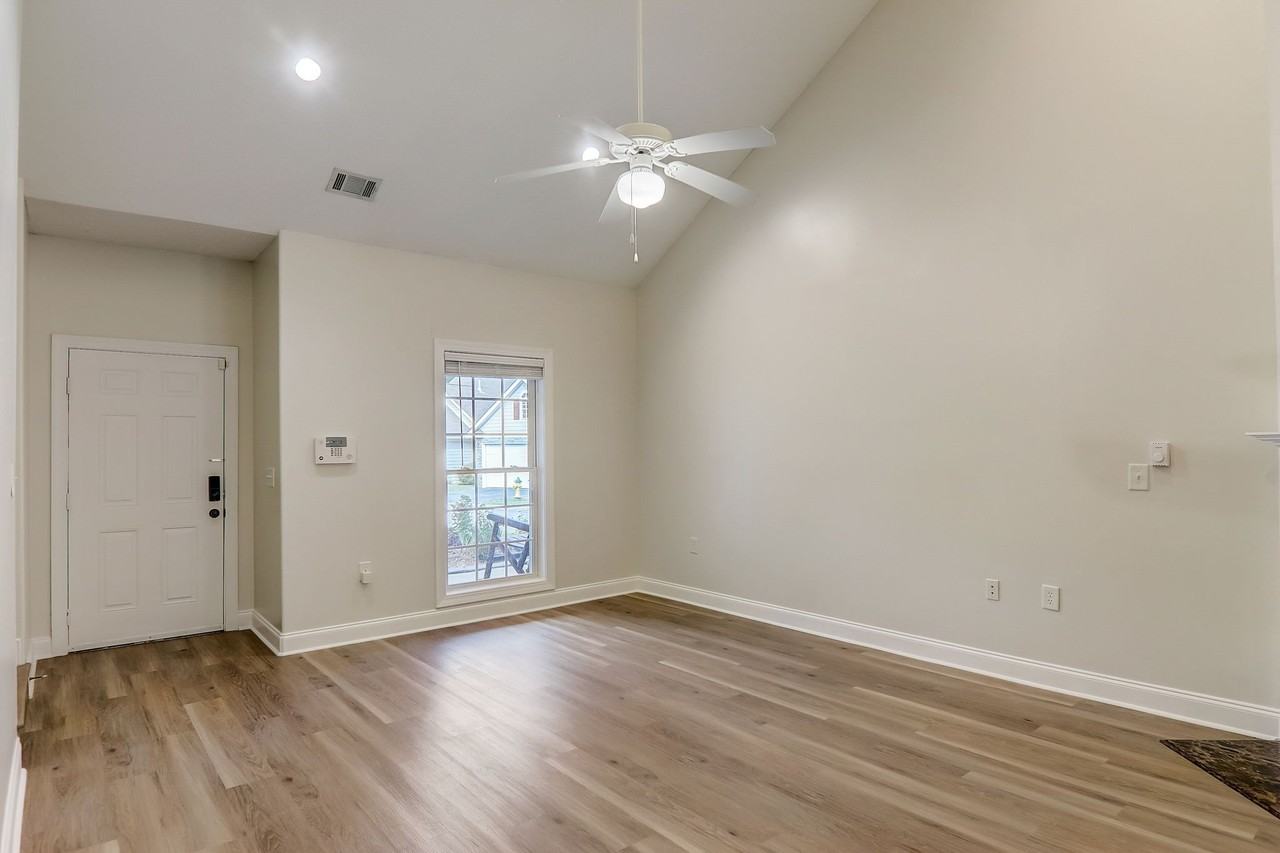 893 W Pointe Dr - Photo 5 of 19