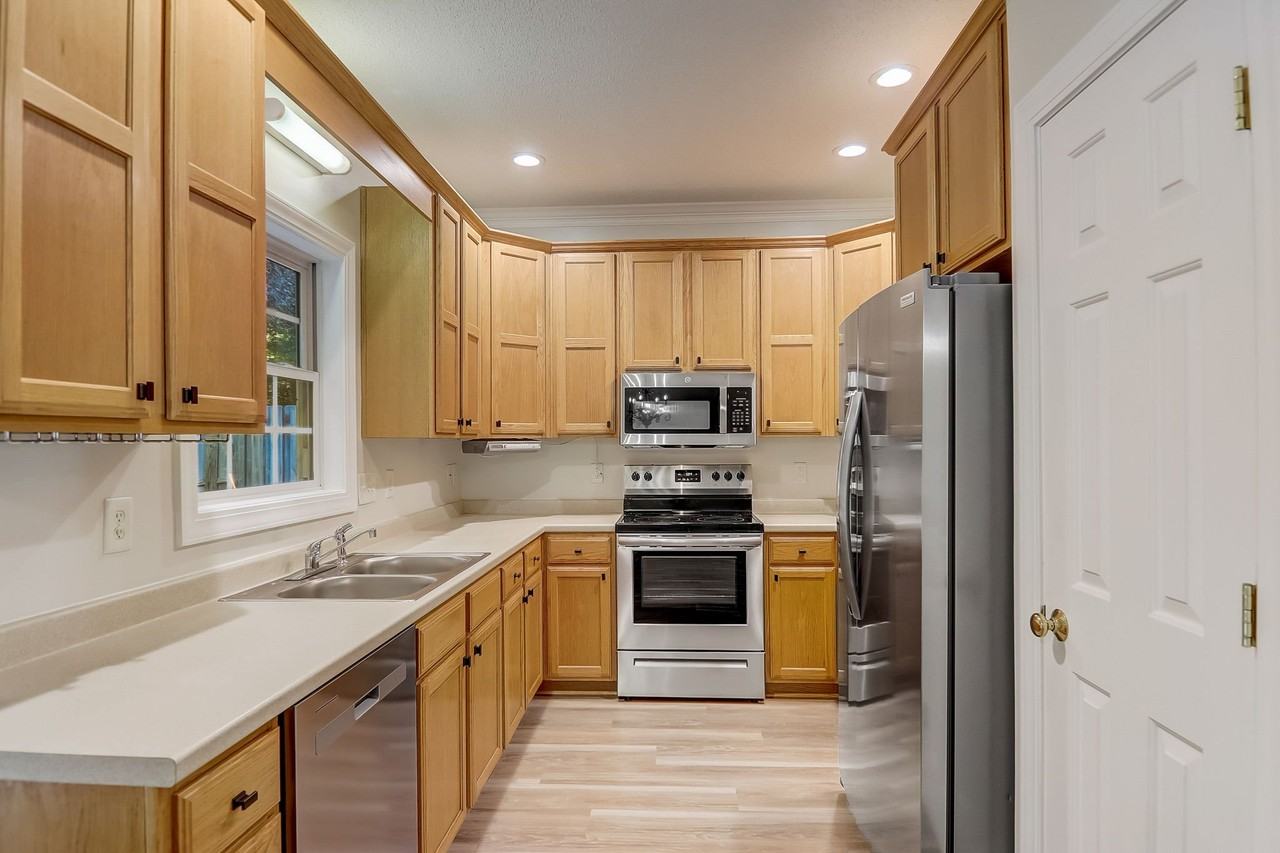 893 W Pointe Dr - Photo 7 of 19