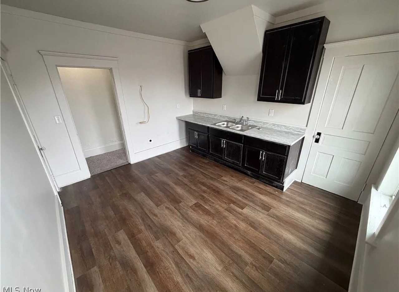 729 Putnam Ave #729 - Photo 4 of 8