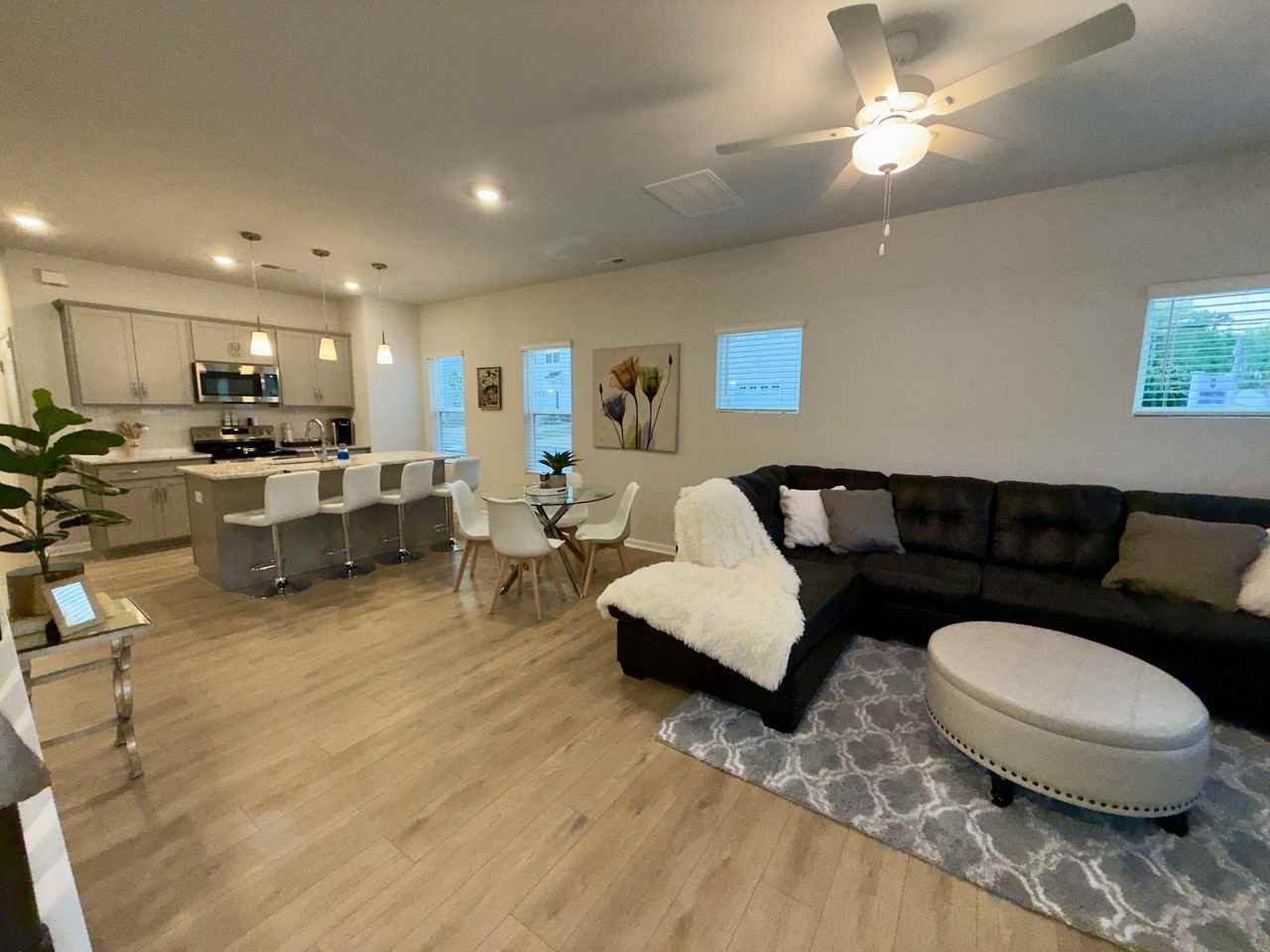 2906 Sloan Dr - Photo 3 of 18