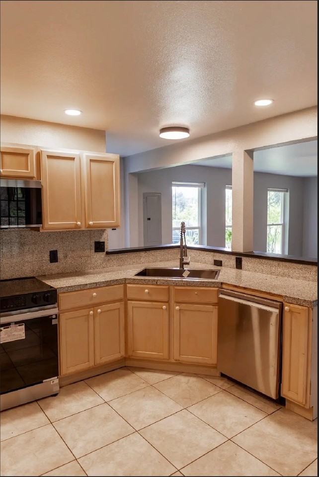 13124 Rainier Rd Se - Photo 6 of 17