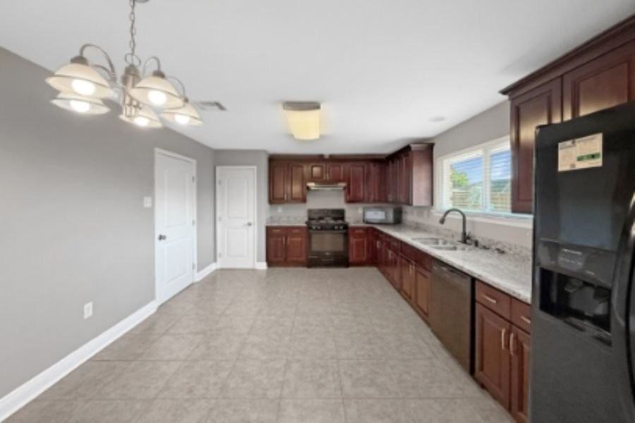 7230 Yorktown Dr - Photo 2 of 8