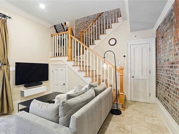 828 Saint Charles Ave #11 - Photo 2 of 18