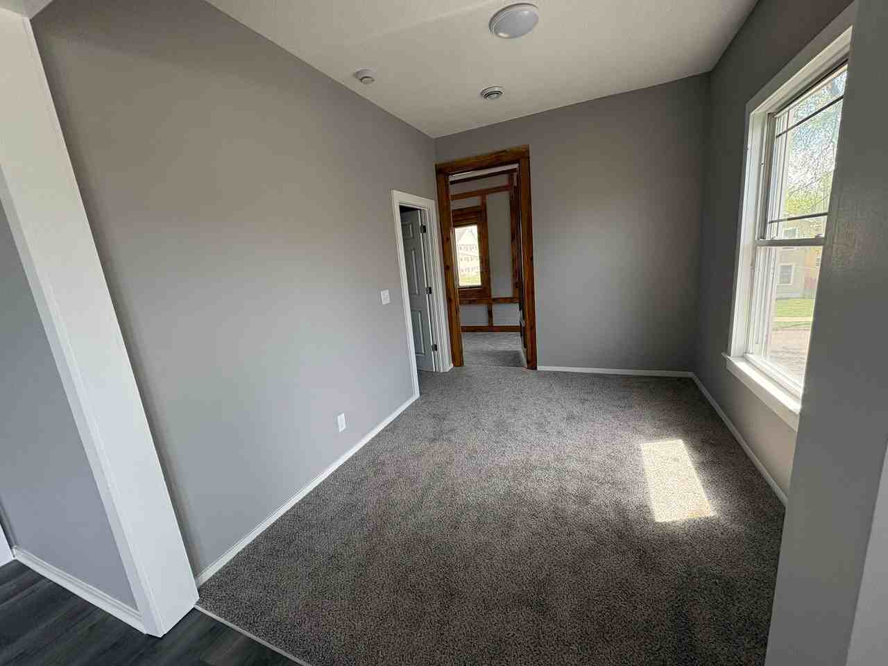 1239 Knox Ave N - Photo 2 of 24