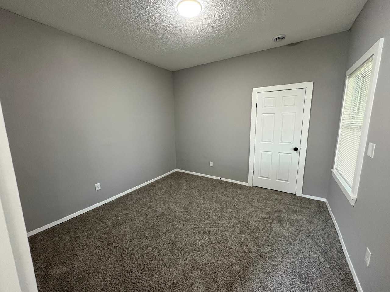 1239 Knox Ave N - Photo 3 of 24