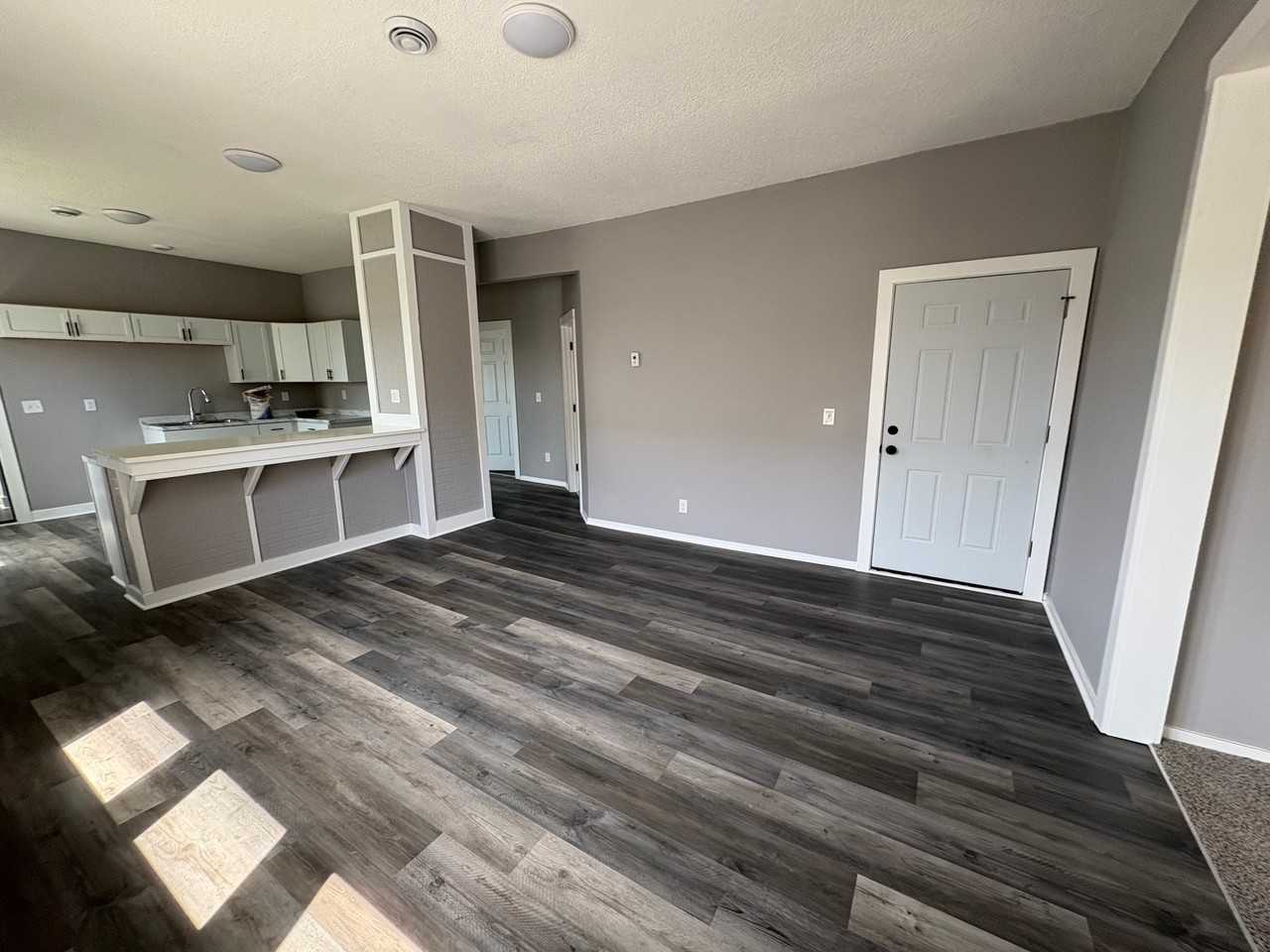 1239 Knox Ave N - Photo 6 of 24