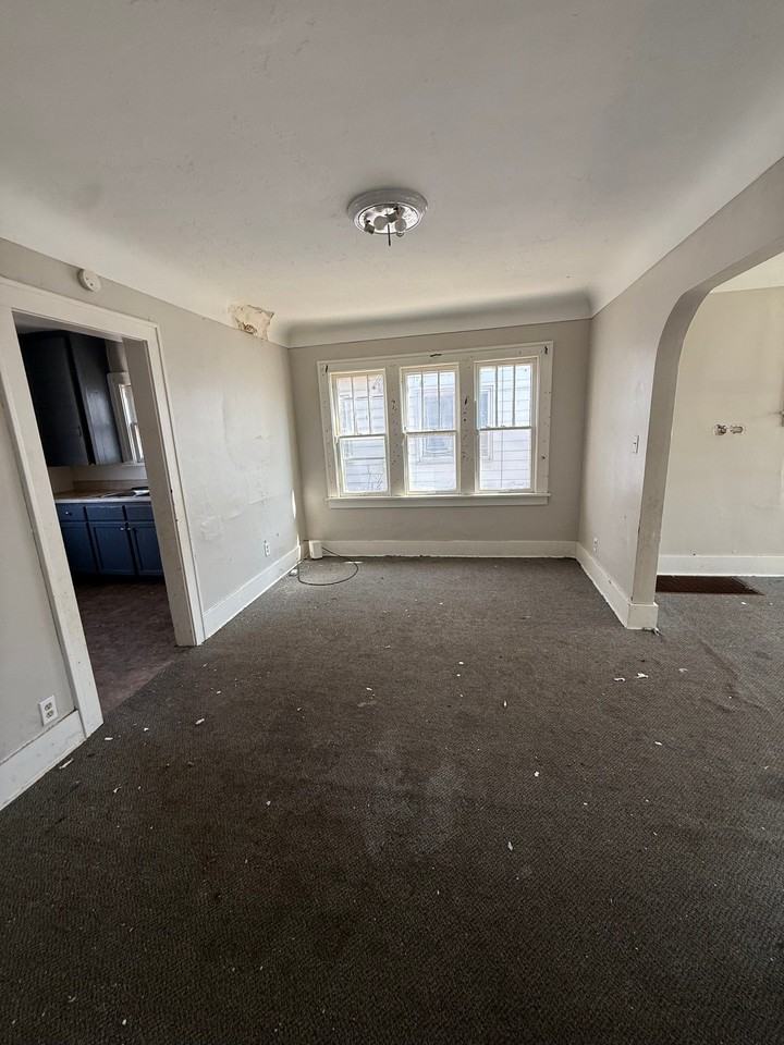 521 E Marengo Ave - Photo 3 of 8