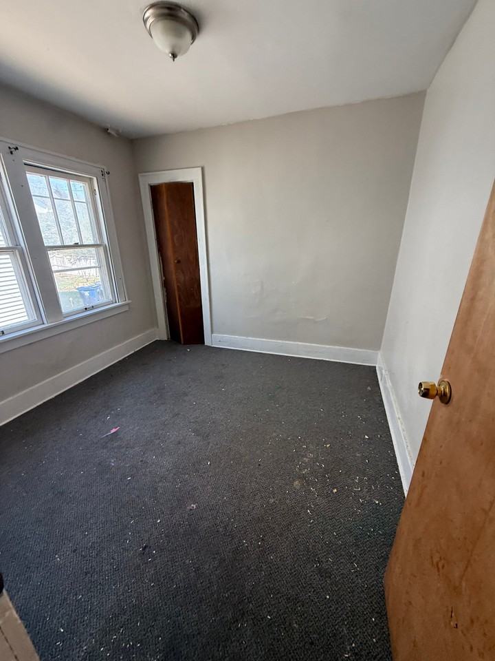 521 E Marengo Ave - Photo 4 of 8