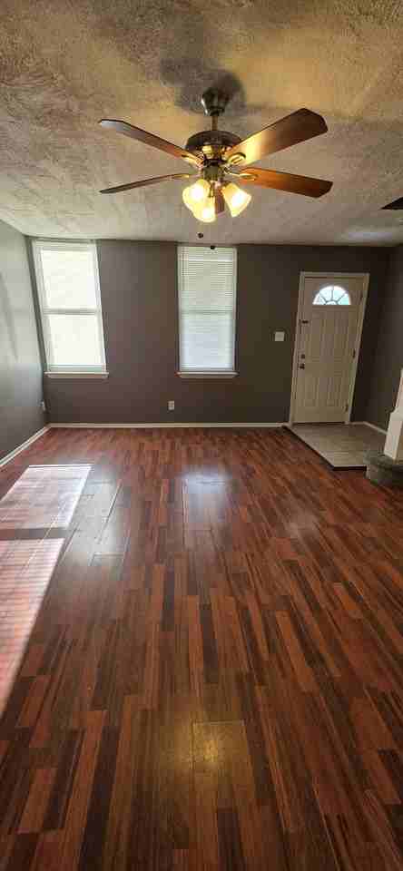 907 N Rosedale St - Photo 4 of 13