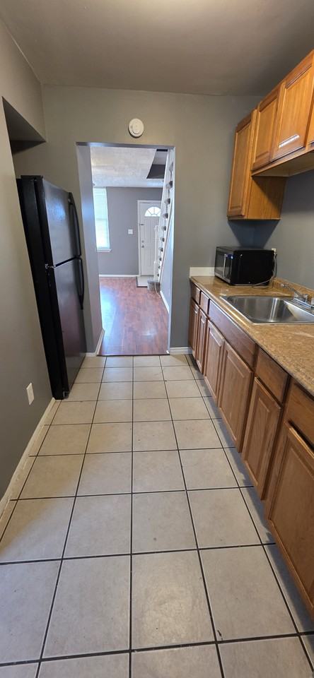 907 N Rosedale St - Photo 5 of 13