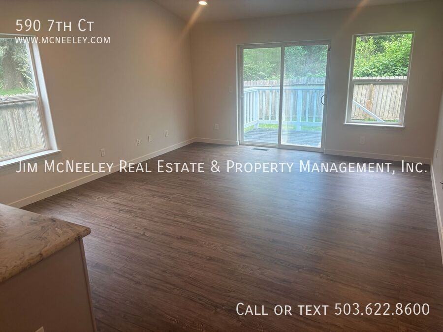 590 7th Ct - Photo 3 of 27