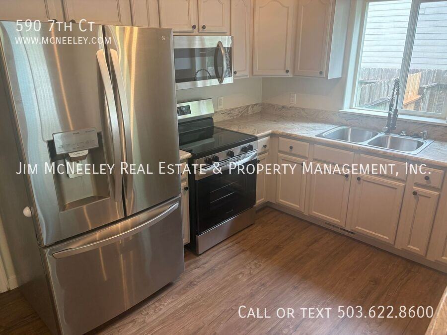 590 7th Ct - Photo 6 of 27