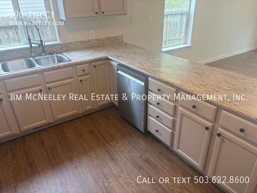 590 7th Ct - Photo 7 of 27