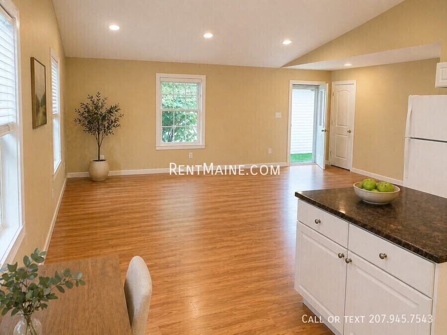 215 Pine St #A - Photo 4 of 15