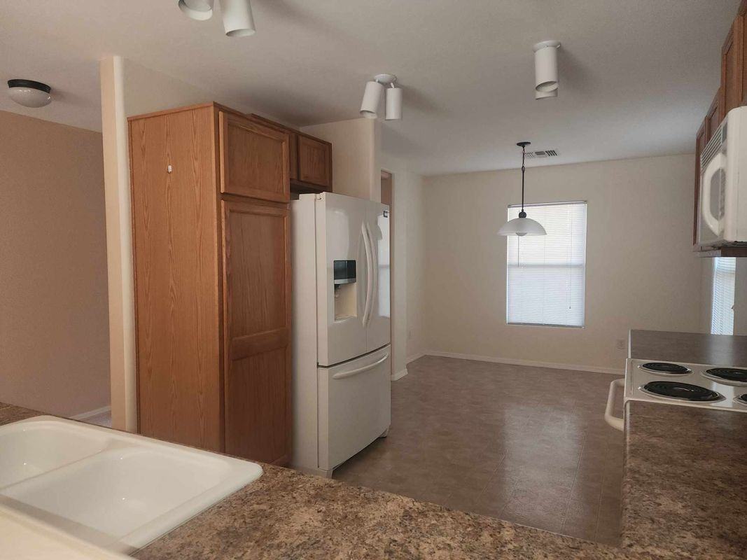 43811 W Elizabeth Ave - Photo 2 of 8