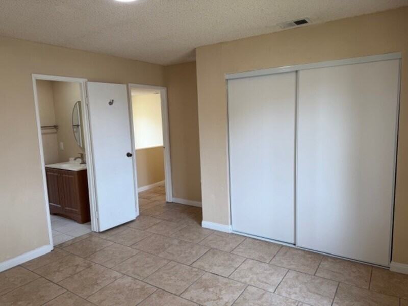1609 Grove St #B - Photo 4 of 42